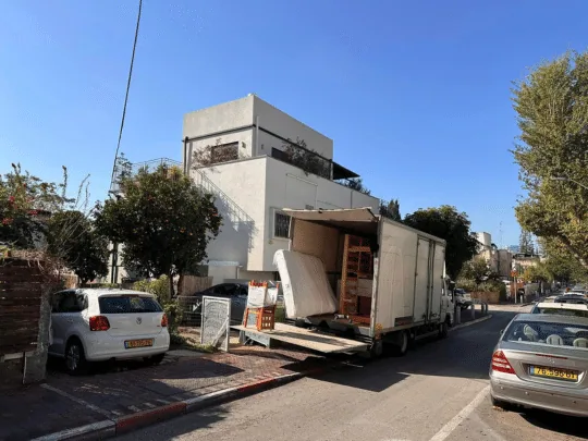 איך בוחרים חברת הובלה בלי להיכנס לסרט ולמה עבודה עברית עושה את כל ההבדל